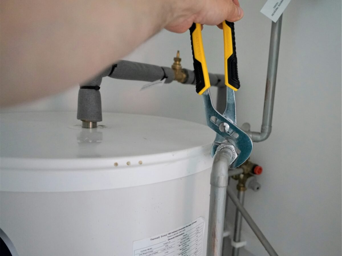 Serrage d’un raccord sur la tuyauterie d’un chauffe-eau
