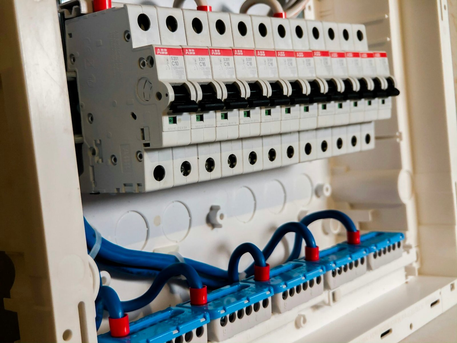 Rangée de disjoncteurs modulaires dans un tableau électrique
